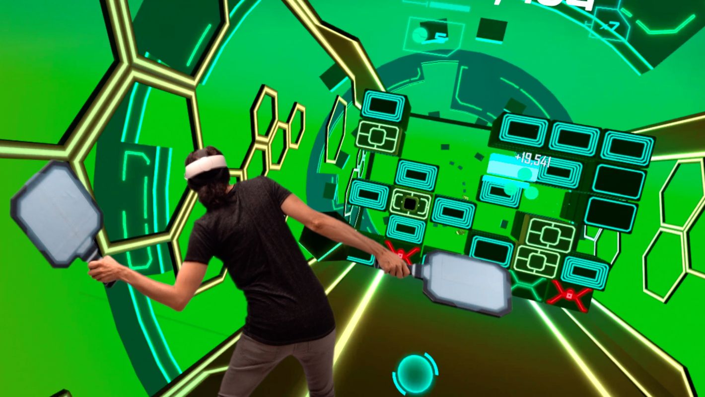 Eine Person spielt Cybrix, ein VR Spiel von Holonautic
