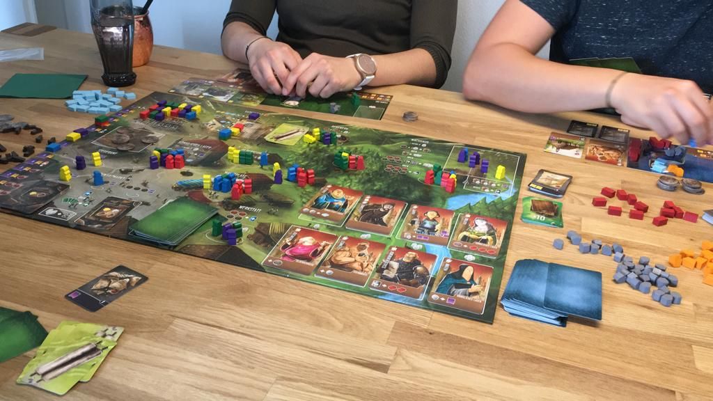 Foto eines Spieleabends mit einem Brettspiel.